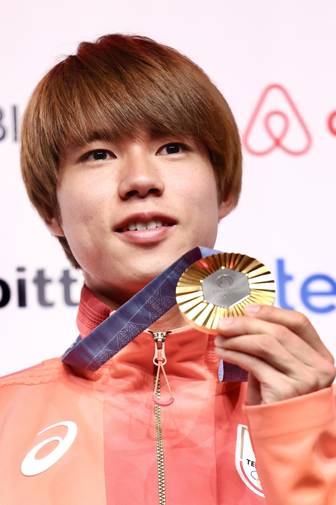 金メダルを手に笑顔を見せるスケートボード男子ストリートの堀米（撮影・河田真司）