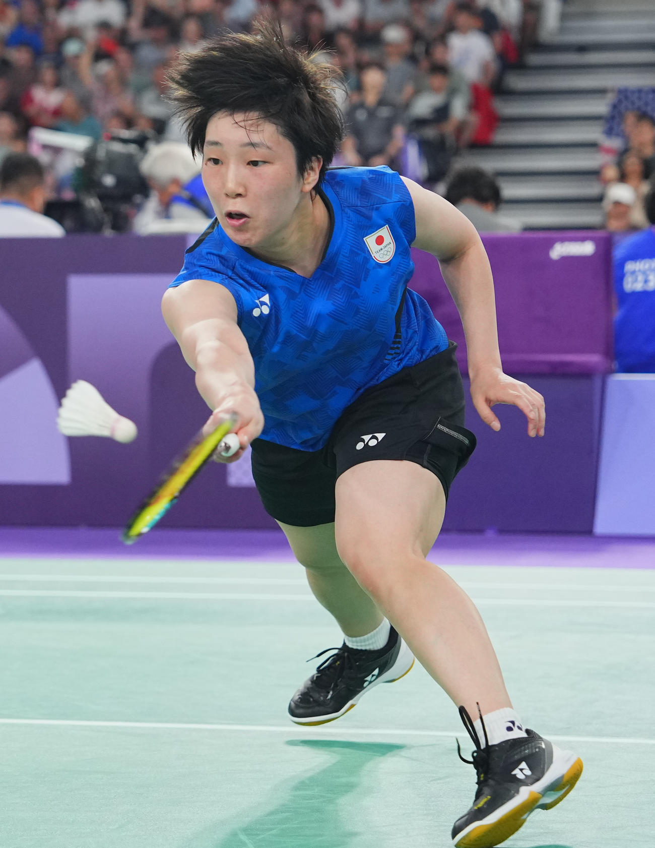 バドミントン女子シングルス1回戦、シャトルに反応する山口（撮影・垰建太）