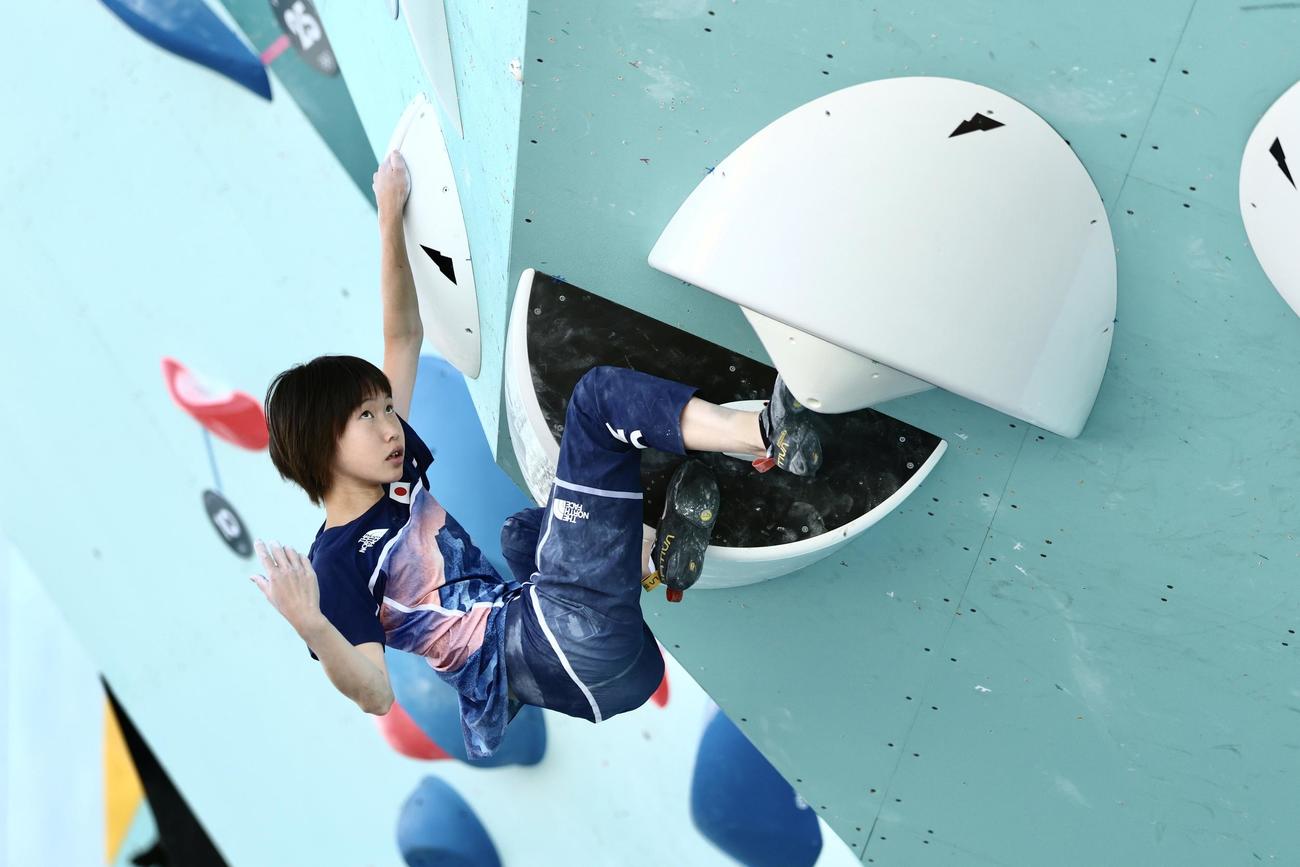 女子リード、ボルダー決勝戦　ボルダー課題3に臨む森（撮影・河田真司）