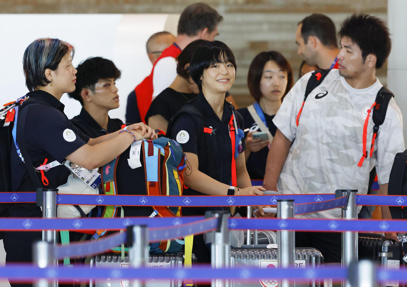 パリ五輪を終え、帰国の途に就くレスリング女子の藤波朱理（中央）ら（共同）