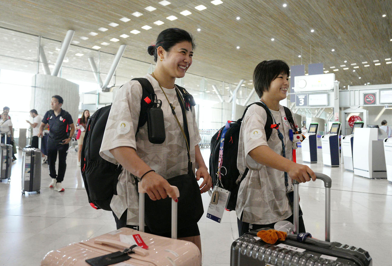 パリ五輪を終え、帰国の途につくレスリング女子の尾崎野乃香（左）と桜井つぐみ（共同）