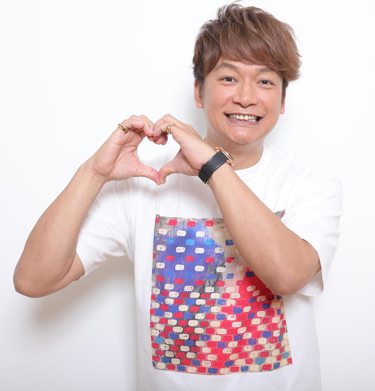 パラリンピックを応援する香取慎吾。Tシャツはパリをイメージして自らデザインしたもの（撮影・野上伸悟）