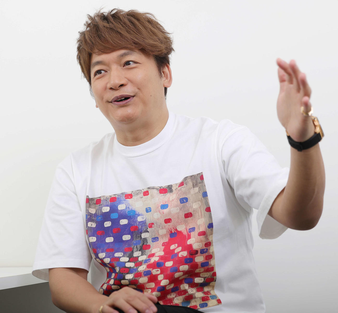 パラリンピックについて語る香取慎吾。Tシャツはパリをイメージして自らデザインしたもの（撮影・野上伸悟）