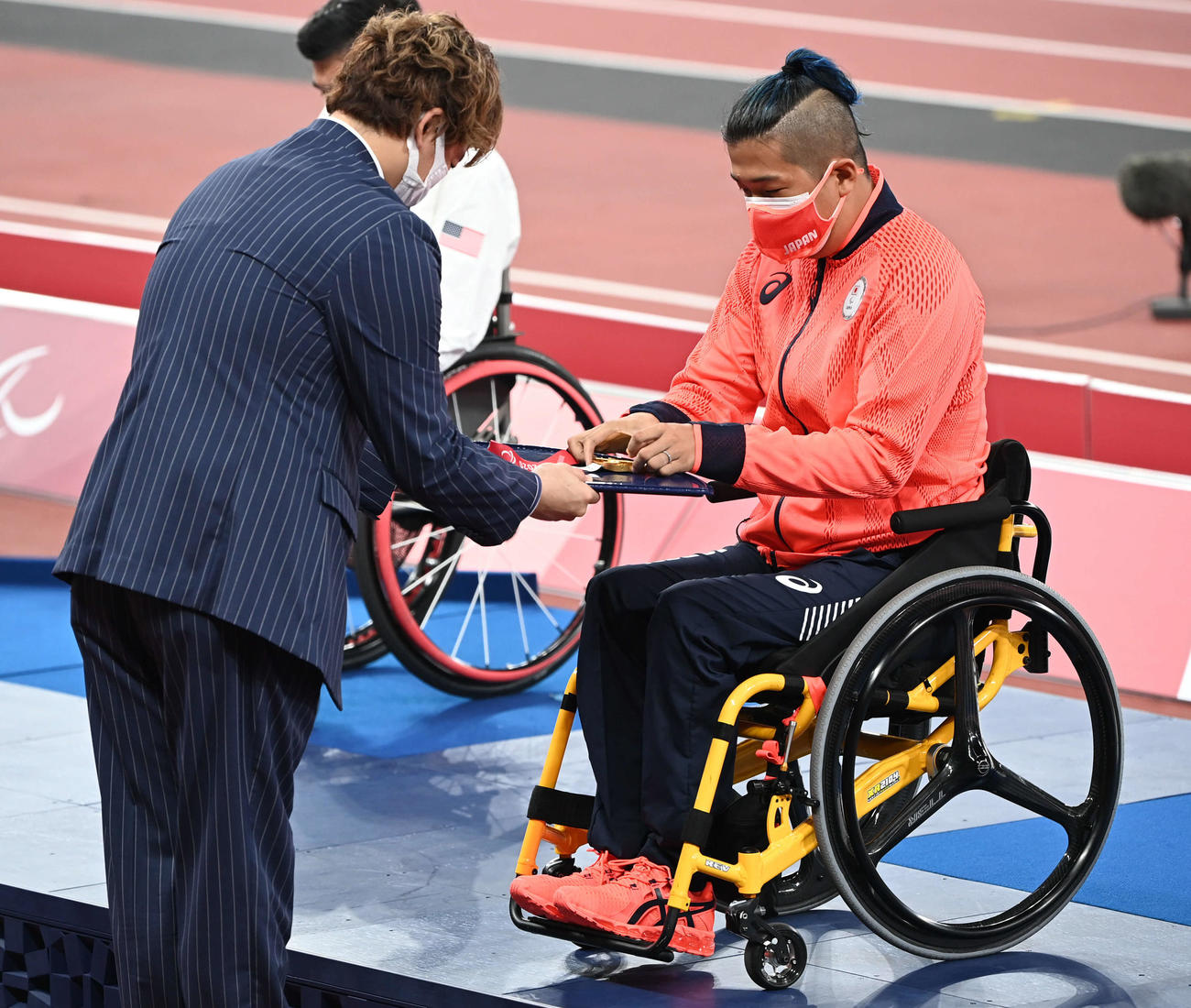21年8月、東京2020パラリンピック　男子400メートルで金メダルの佐藤（右）はプレゼンターの香取からメダルを受け取る