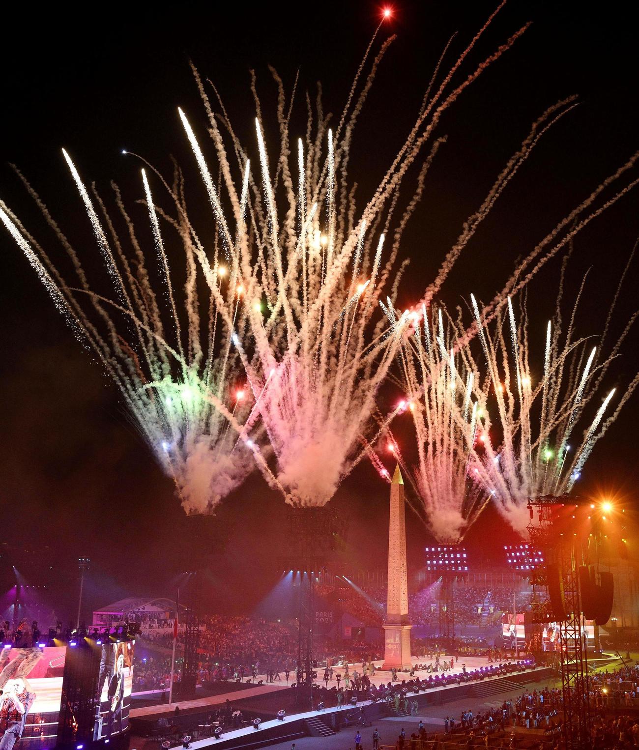 パリ・パラリンピックの開会式会場のコンコルド広場から打ち上げられた花火＝28日、パリ（共同）