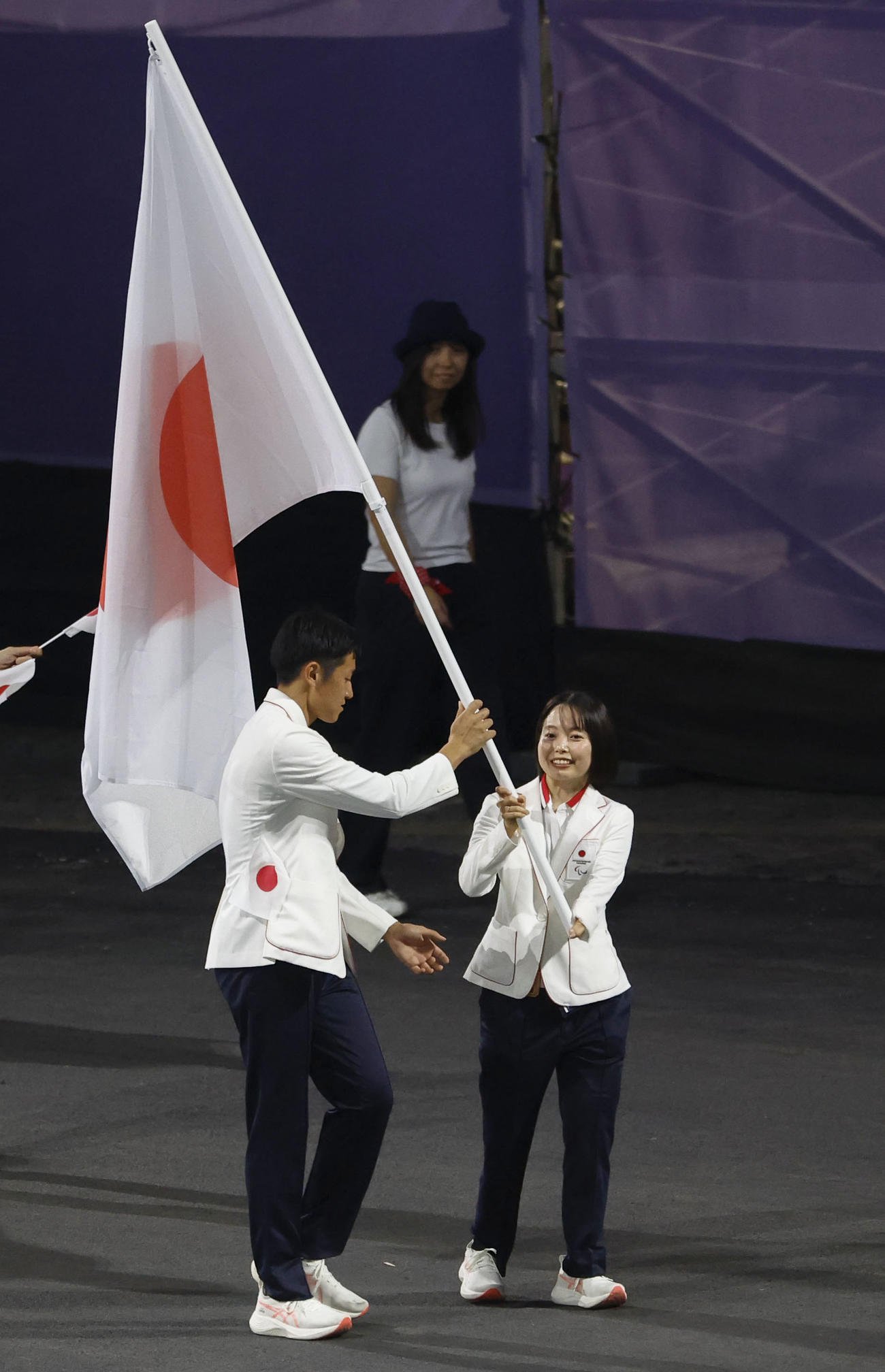 パリ・パラリンピックの開会式で、入場行進する旗手の西田杏（右）と石山大輝（共同）