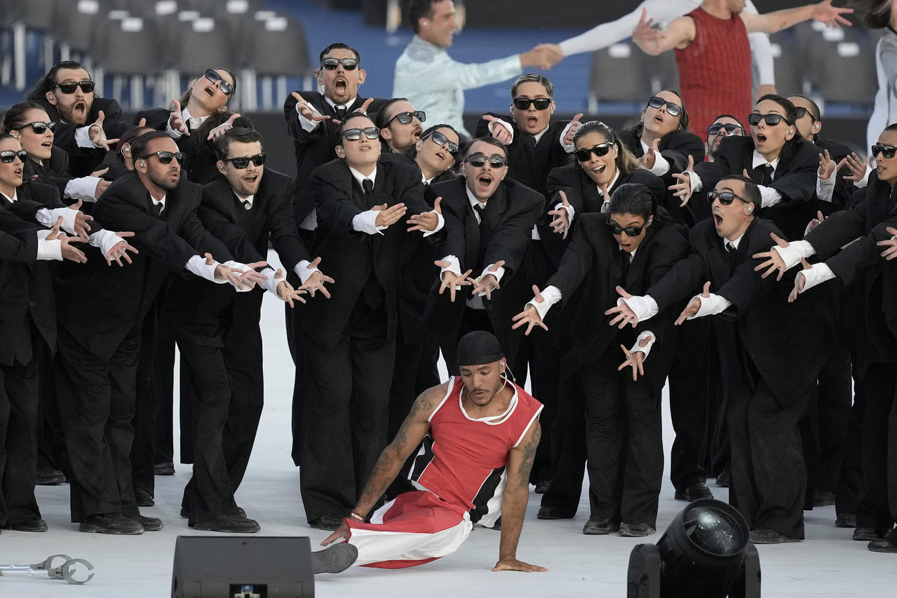 パリパラリンピック開会式で演技するパフォーマーたち（AP）
