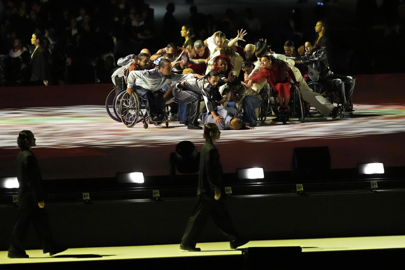 パリパラリンピック開会式で演技するパフォーマーたち（AP）