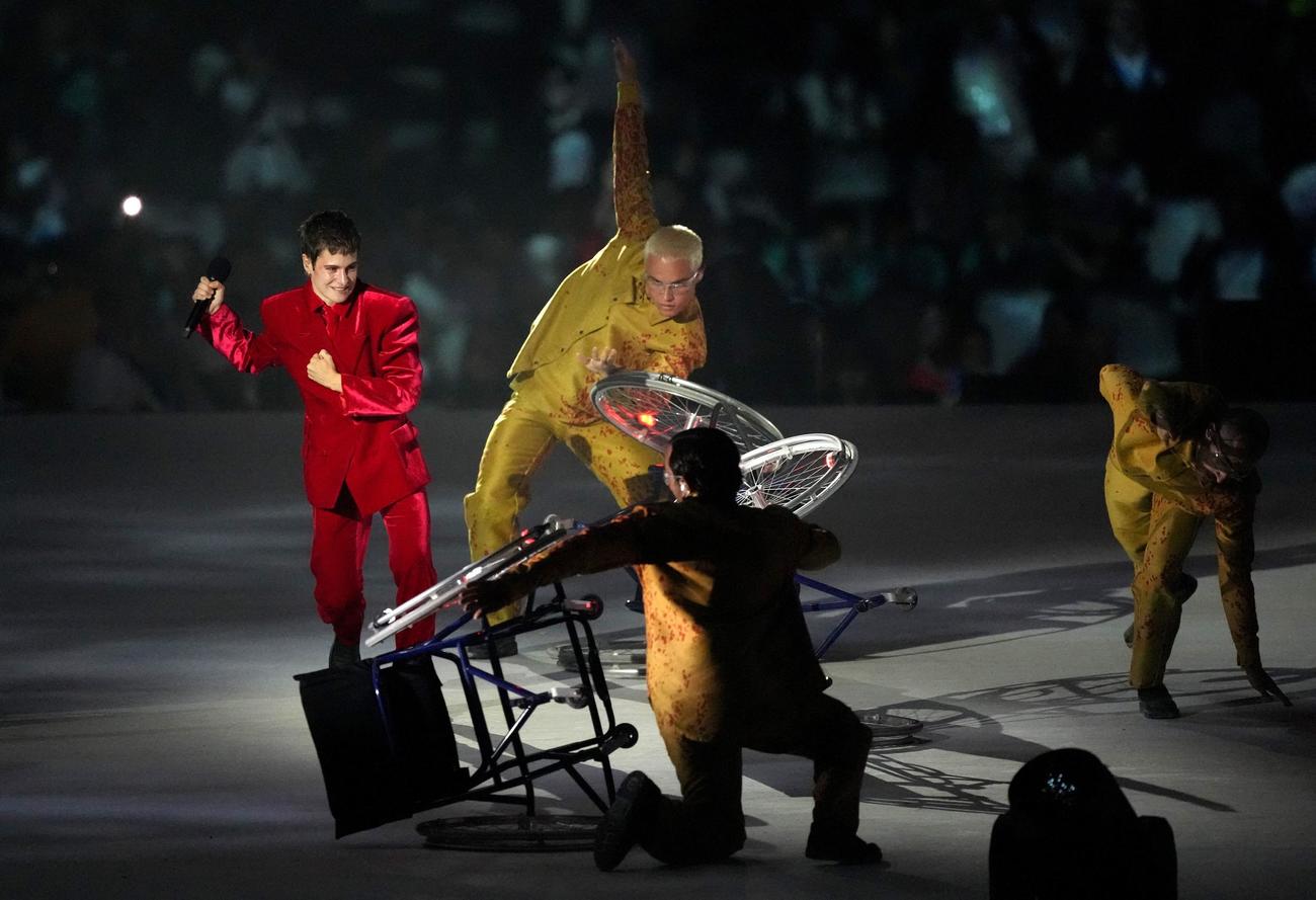 パリパラリンピック開会式で演技するパフォーマーたち（ロイター）