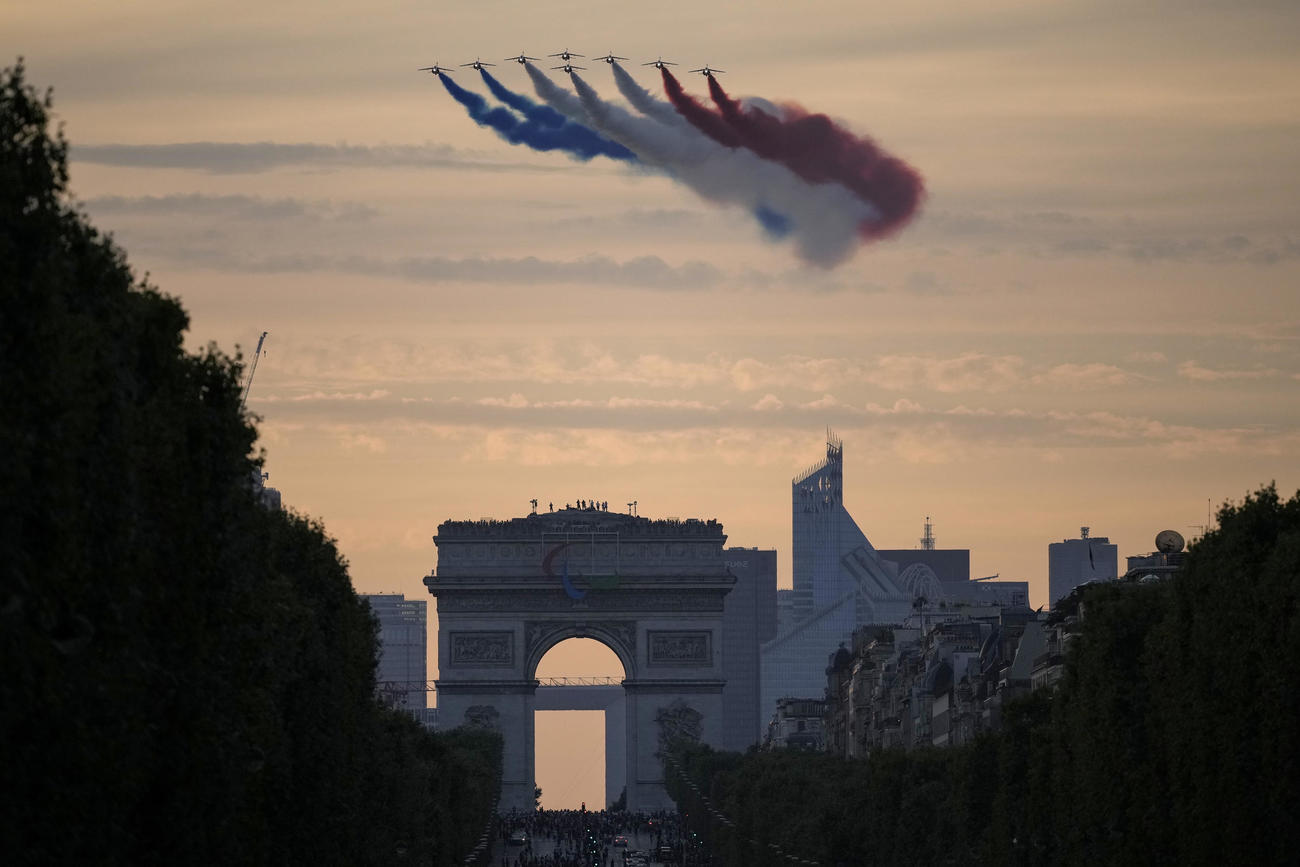 パリパラリンピック開会式に出席する代表団が到着する中、パトルイユ・ド・フランスがシャンゼリゼ通りを飛行する(AP)