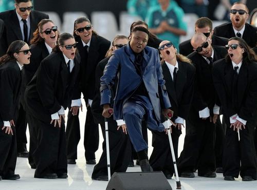 パリパラリンピック開会式で演技するパフォーマーたち(ロイター)
