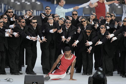 パリパラリンピック開会式で演技するパフォーマーたち(AP)