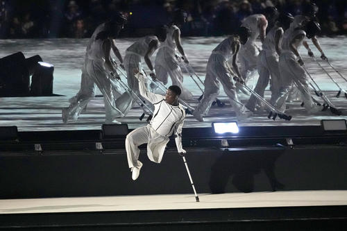 パリパラリンピック開会式でパフォーマンスする南アフリカのダンサー、ムサ・モタ(AP)