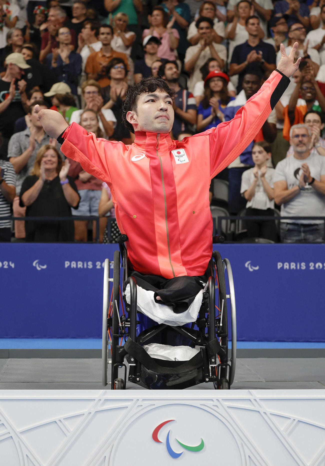 競泳男子50メートル平泳ぎ（運動機能障害SB3）で金メダルを獲得し、観客の声援に応える鈴木孝幸（共同）