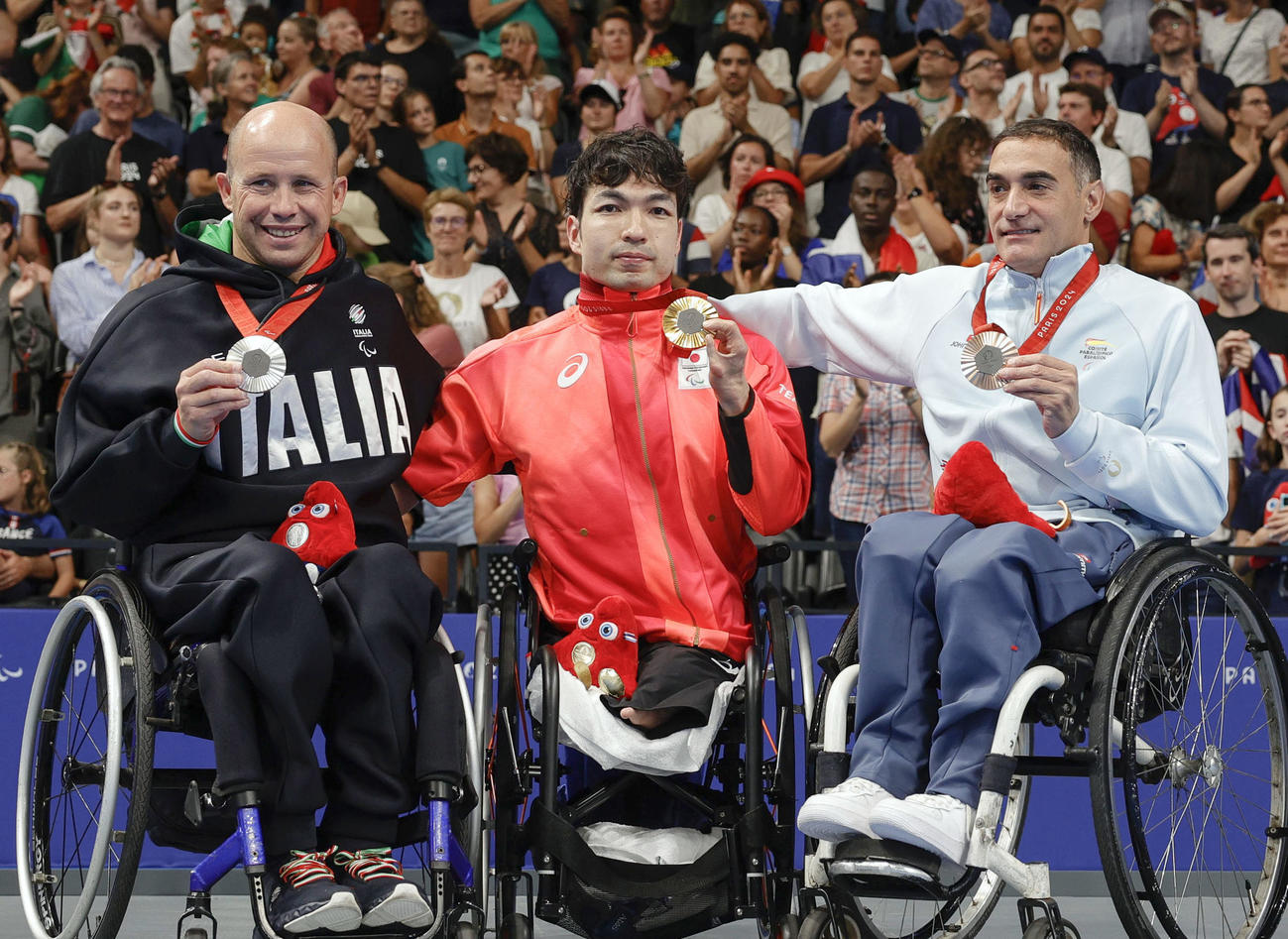 競泳男子50メートル平泳ぎ（運動機能障害SB3）で金メダルを獲得した鈴木孝幸（中央）（共同
