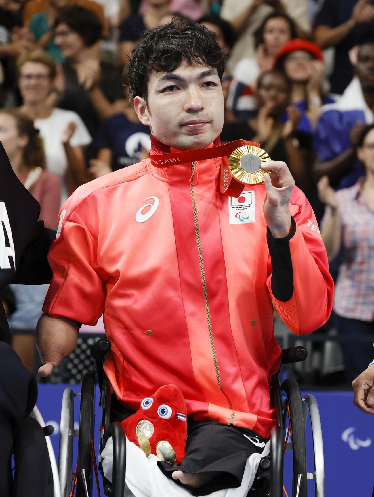 競泳男子50メートル平泳ぎ（運動機能障害SB3）で金メダルを獲得した鈴木孝幸（共同）