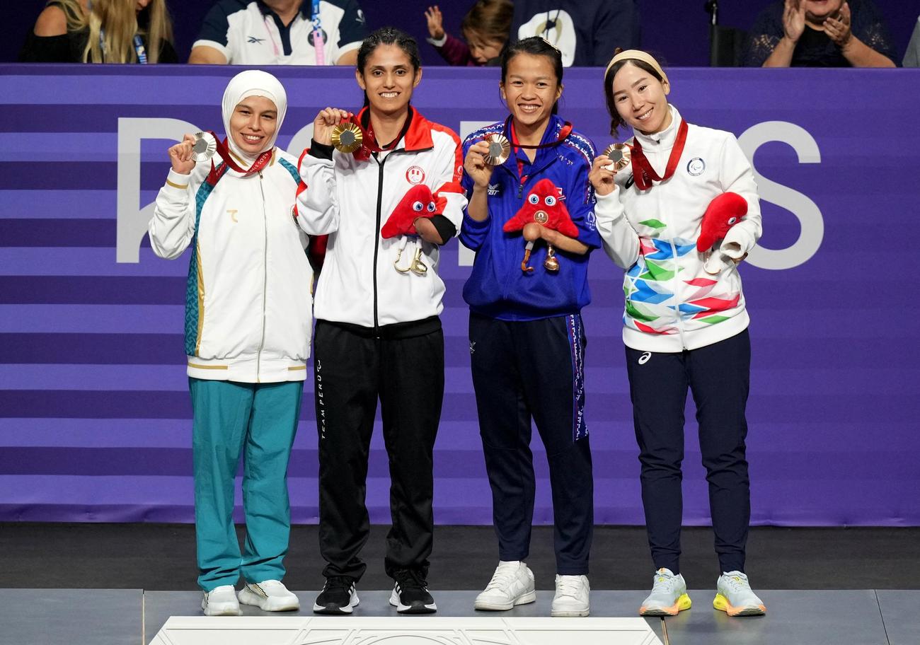 パリ・パラリンピックのテコンドーK44女子47キロ級で銅メダルを獲得した難民選手団のザキア・フダダディ（右端）（ロイター）