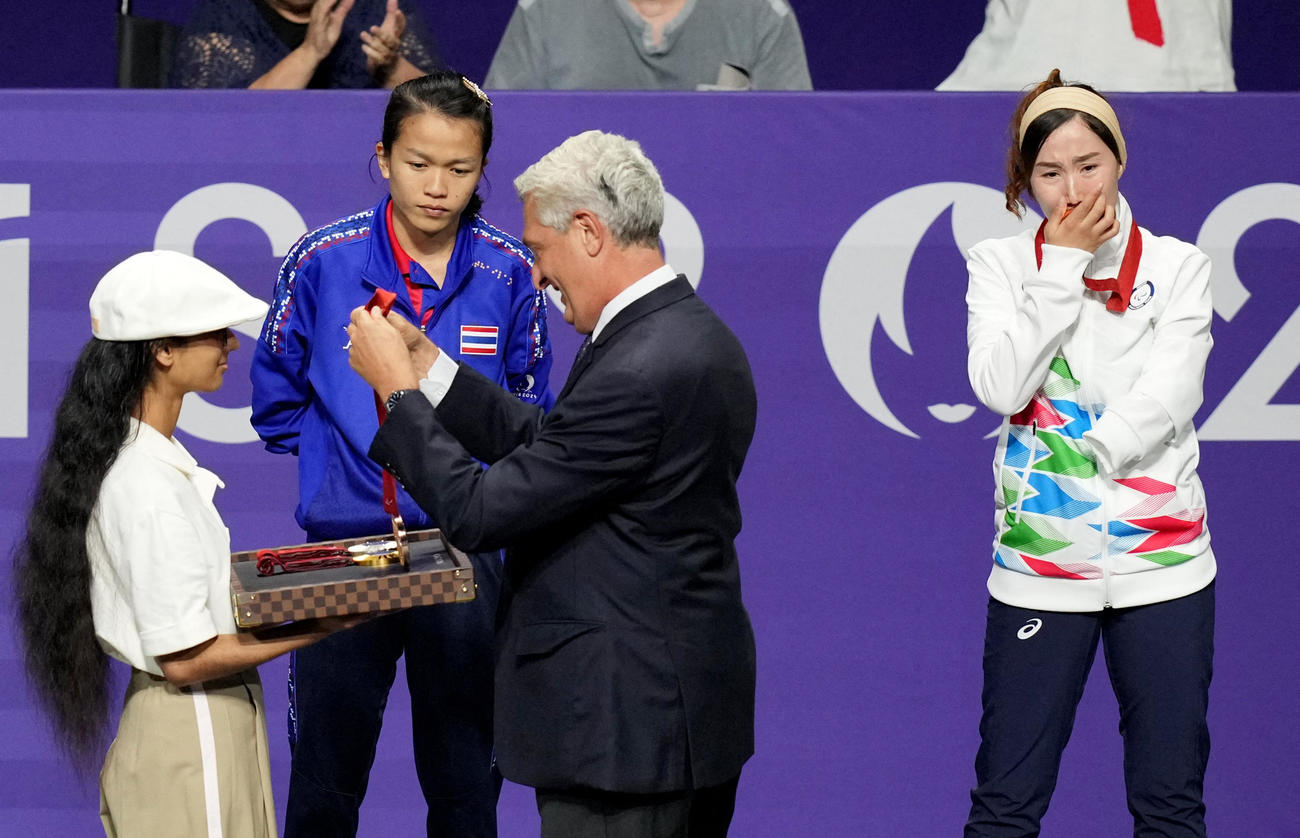 パリ・パラリンピックのテコンドーK44女子47キロ級で銅メダルを獲得した難民選手団のザキア・フダダディ（右端）（ロイター）