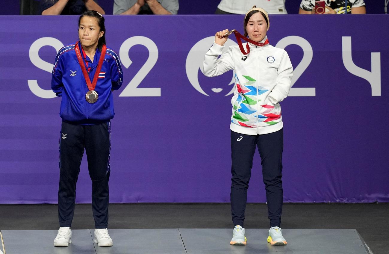 パリ・パラリンピックのテコンドーK44女子47キロ級で銅メダルを獲得した難民選手団のザキア・フダダディ（右）（ロイター）