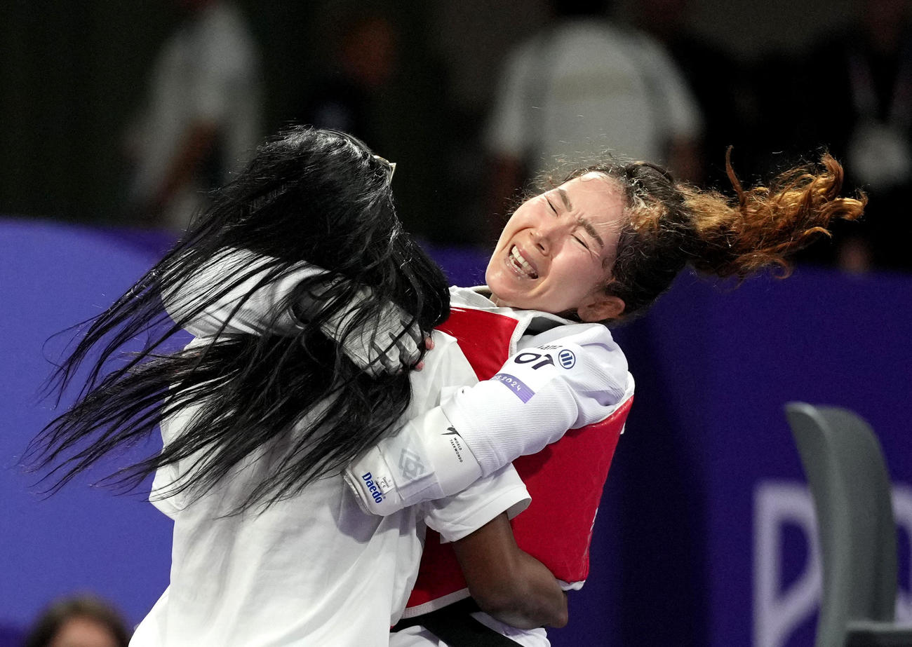 パリ・パラリンピックのテコンドーK44女子47キロ級で難民選手団のザキア・フダダディ（右）はトルコ選手に勝ち喜ぶ（ロイター）