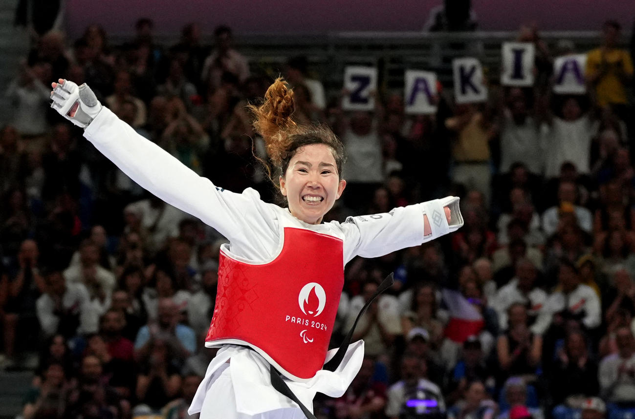 パリ・パラリンピックのテコンドーK44女子47キロ級で難民選手団のザキア・フダダディはトルコ選手に勝ち喜ぶ（ロイター）