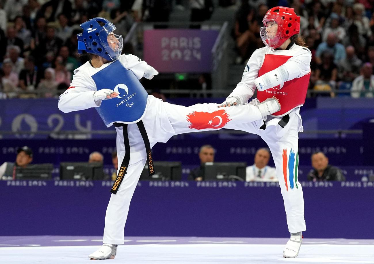 パリ・パラリンピックのテコンドーK44女子47キロ級で難民選手団のザキア・フダダディ（右）はトルコ選手と対戦（ロイター）