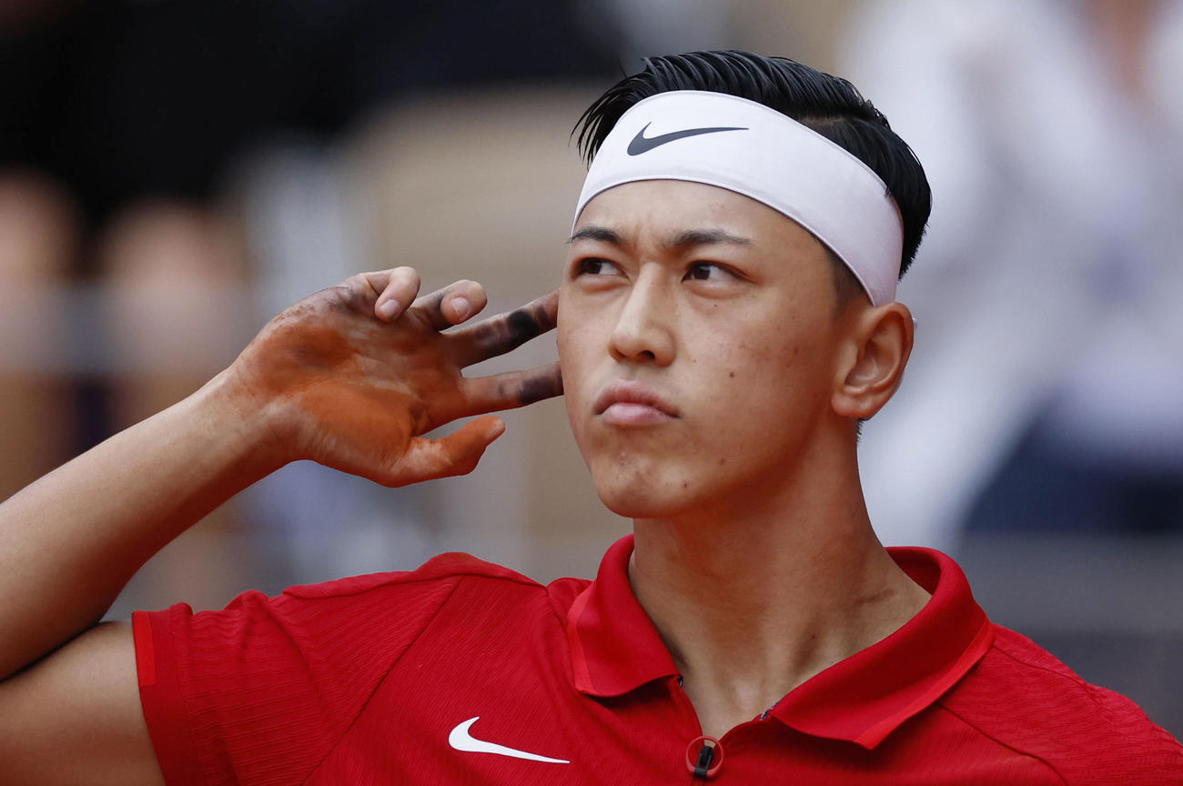 男子シングルス決勝　ポイントを奪い、声援を求める小田凱人（共同）