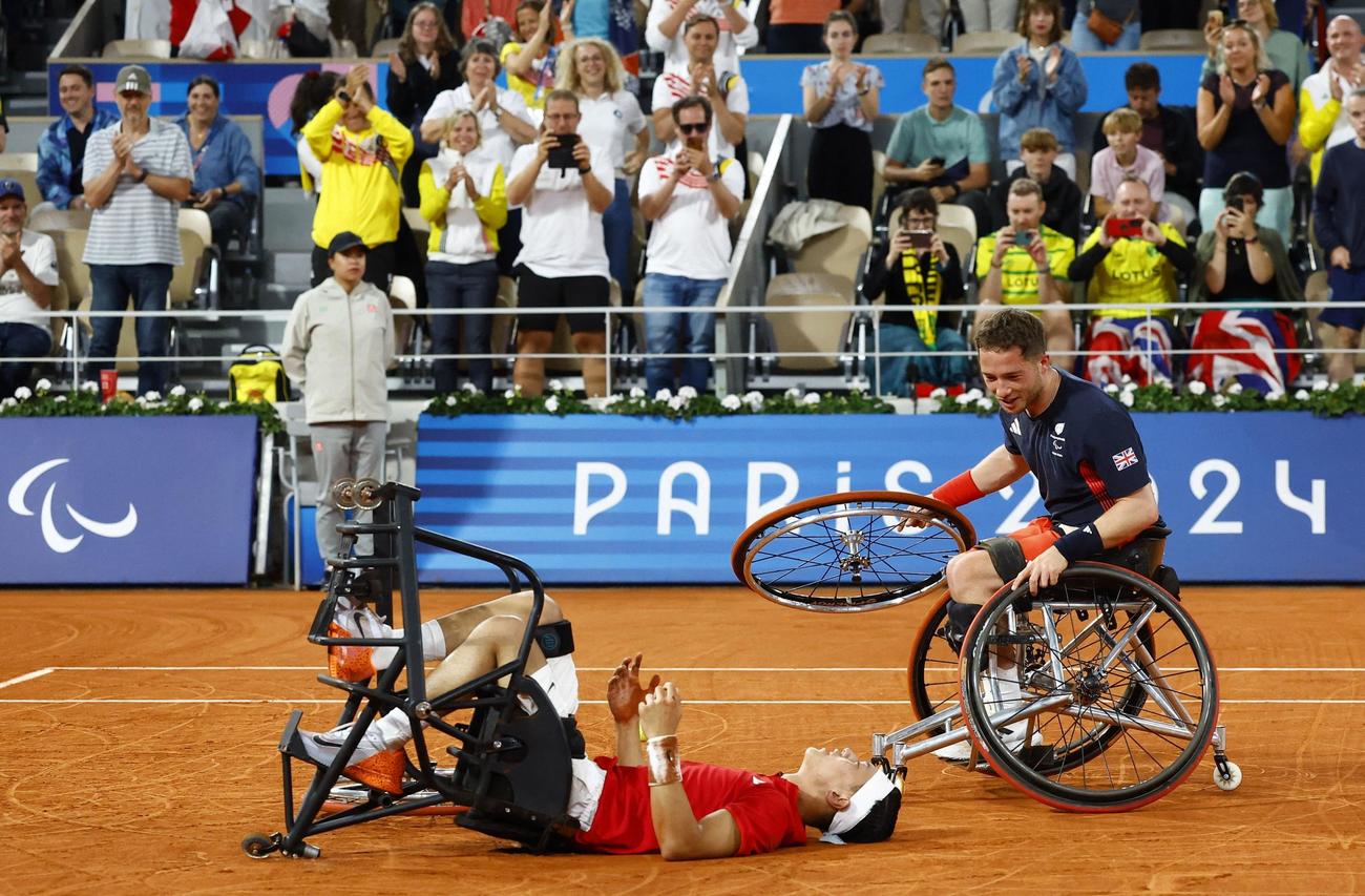 男子シングルス決勝　自ら車いすの車輪を外して倒れ込んで喜ぶ小田凱人の元に寄るヒューエット（ロイター）