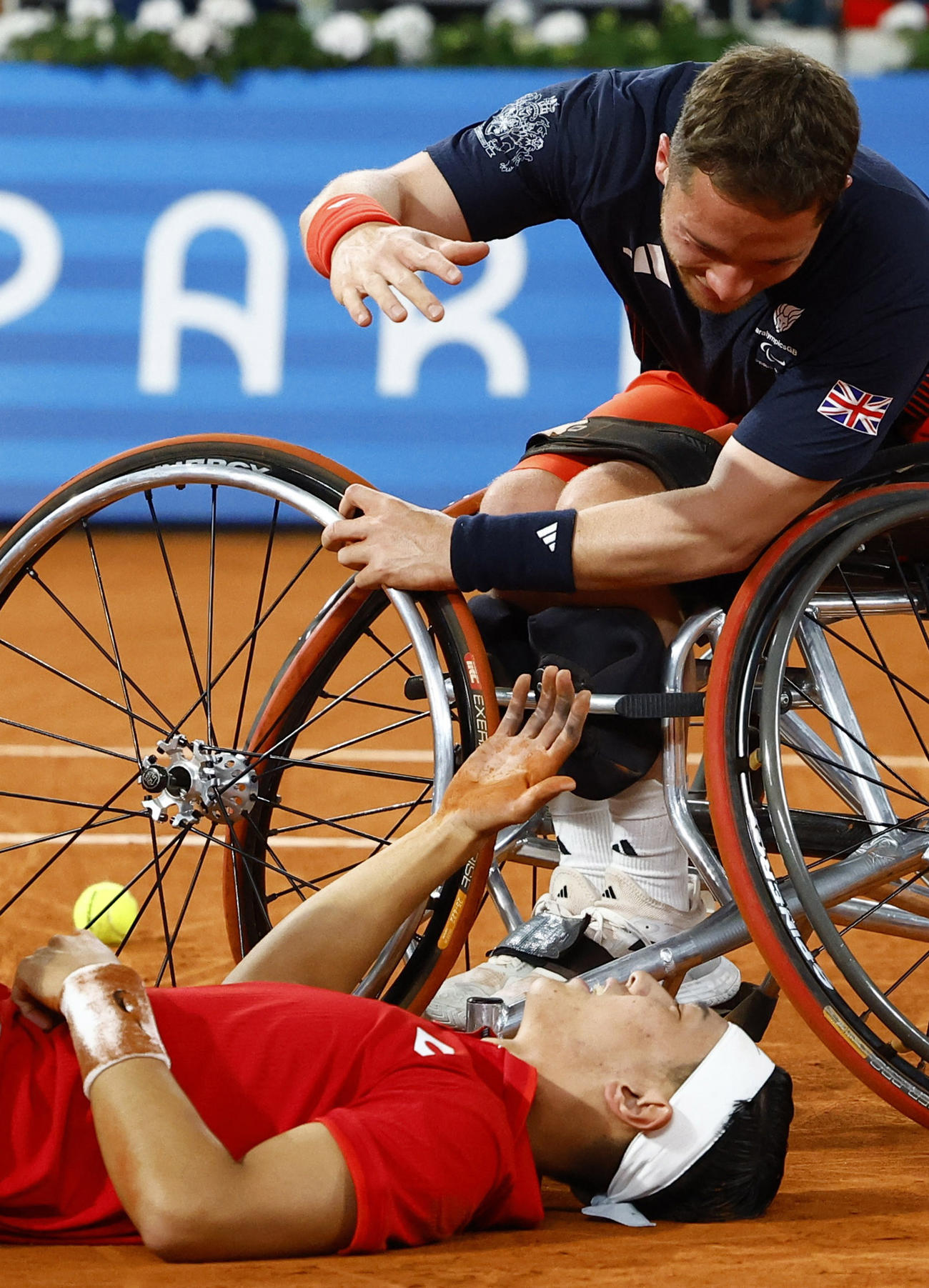 男子シングルス決勝　優勝し、喜びを爆発させる小田凱人（下）に歩み寄るヒューエット（ロイター）