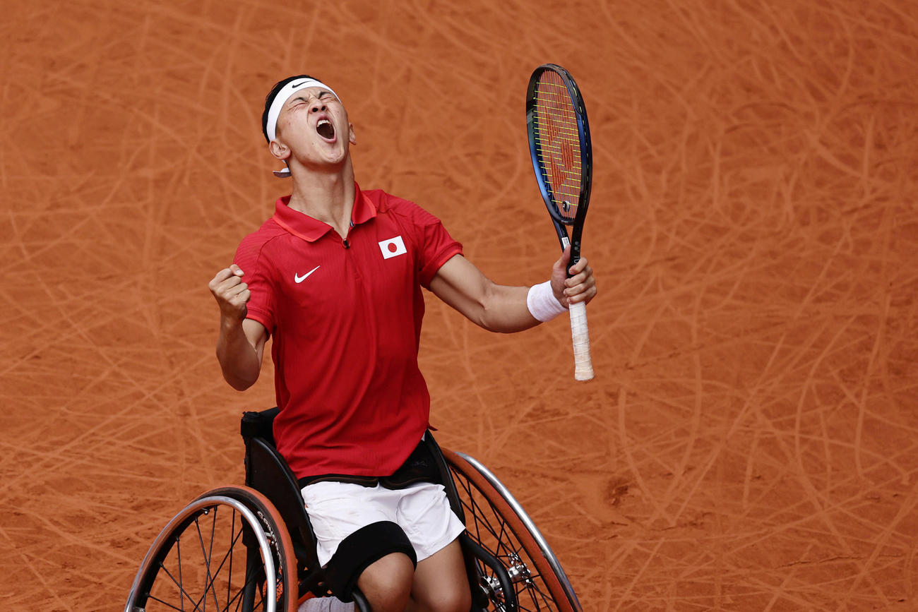 男子シングルス決勝　ポイントを奪い、ガッツポーズする小田凱人（共同）