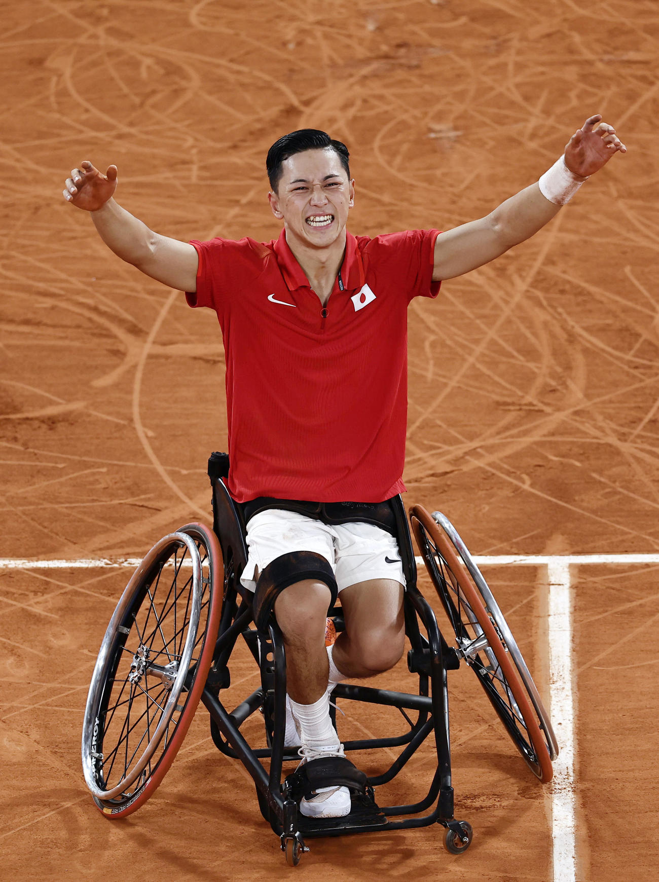 パリ・パラリンピックの車いすテニス男子シングルスで金メダルを獲得し、喜ぶ小田凱人（共同）