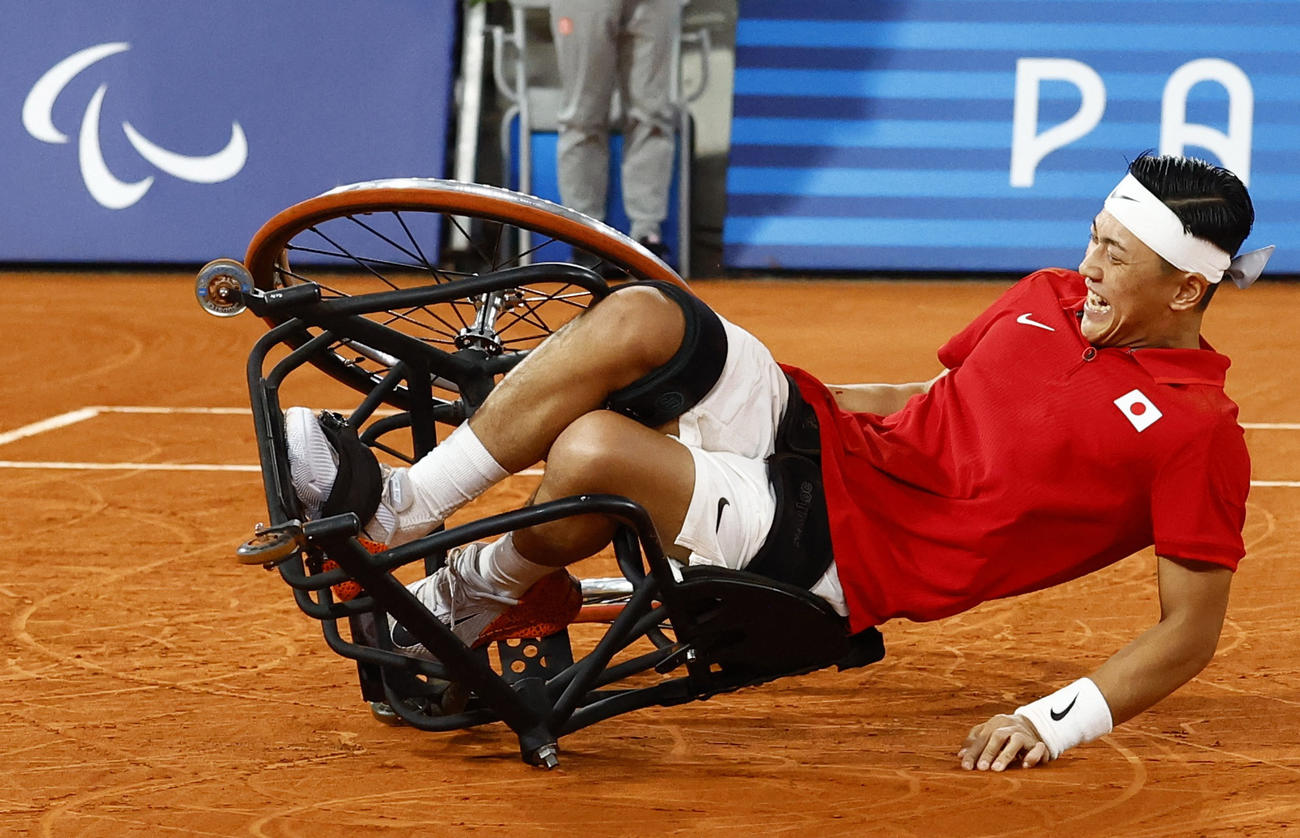 男子シングルス決勝　ヒューエットを破って優勝し、自ら車いすの車輪を外して倒れ込んで喜ぶ小田凱人（ロイター）
