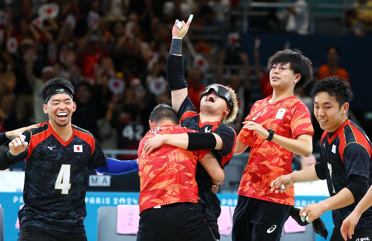 ゴールボールで日本が金メダルを獲得し、佐野優人（中央）はチームメートと喜びを分かち合う（ロイター）