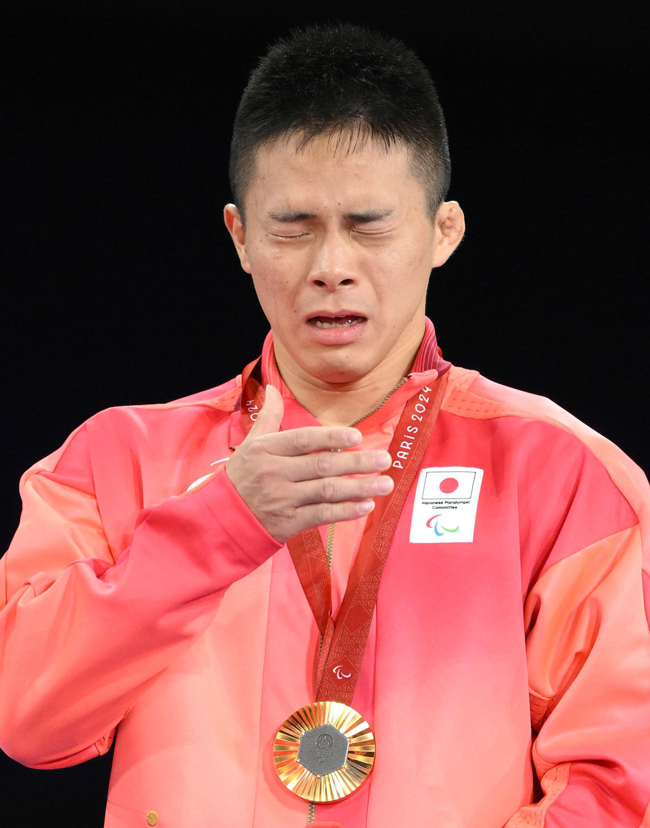 柔道男子73キロ級（弱視）の表彰式で感極まる、金メダルを獲得した瀬戸（共同）