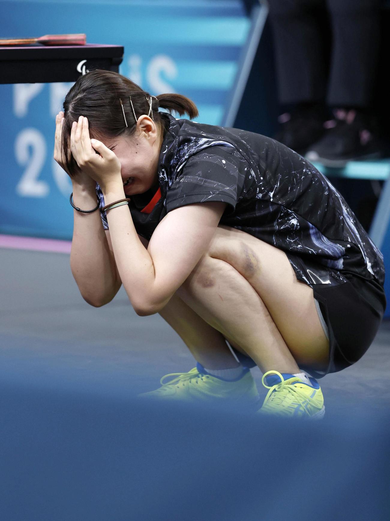 卓球女子シングルス（知的障害）で金メダルを獲得し、感極まる和田なつき＝パリ（共同）