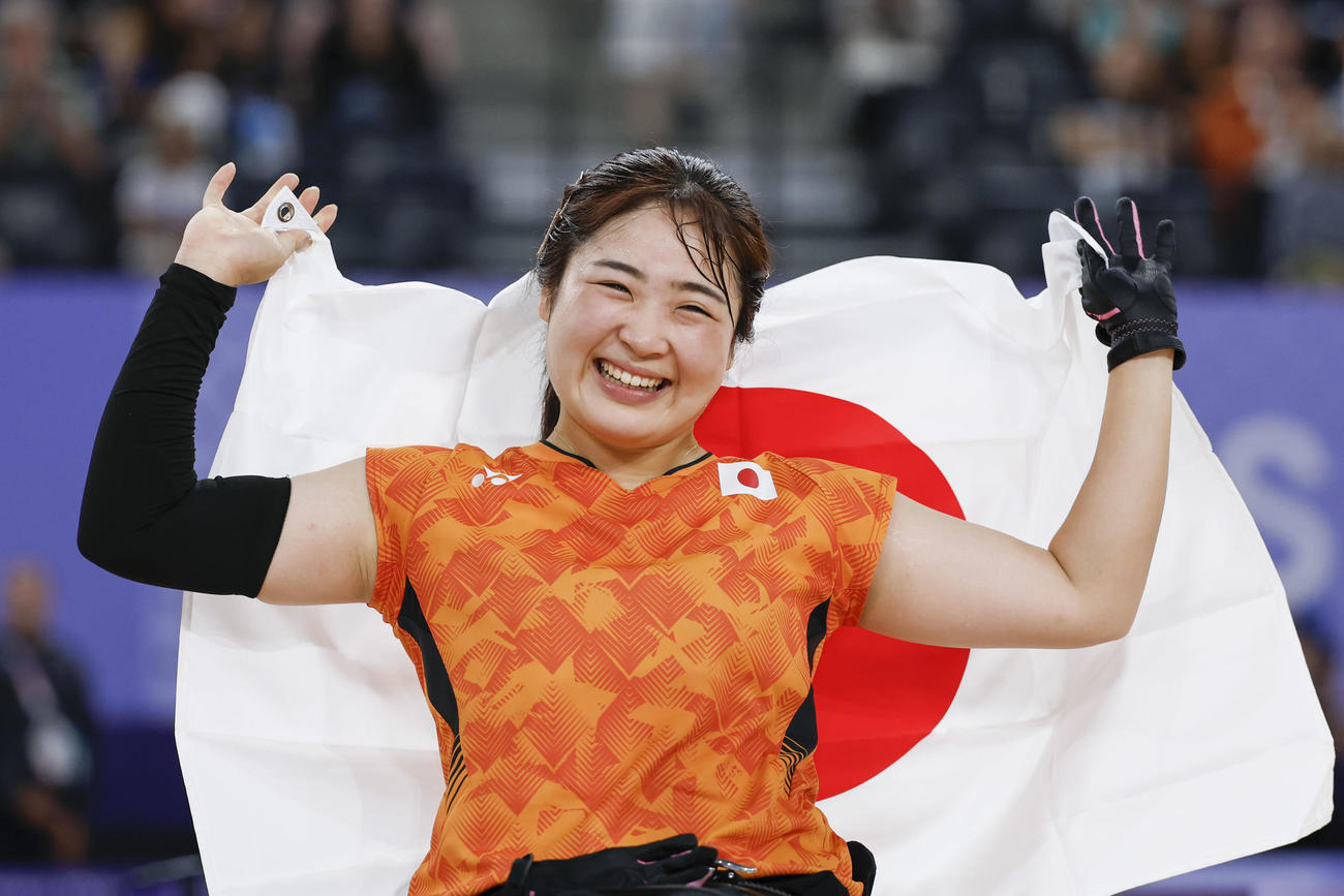 パリパラリンピックのバドミントン女子シングルス（車いすWH1）で金メダルを獲得し、笑顔の里見紗李奈（共同）