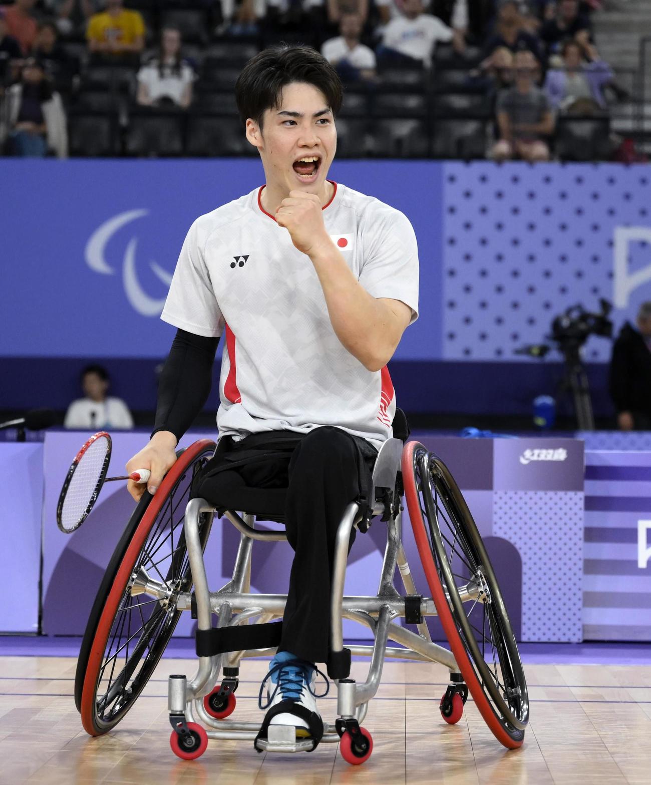 バドミントン男子シングルス（車いすWH2）決勝　香港選手からポイントを奪い、喜ぶ梶原大暉＝パリ（共同）
