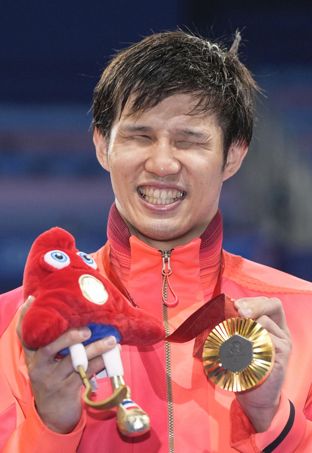 パリパラリンピックの競泳男子50メートル自由形（視覚障害S11）で金メダルを獲得し笑顔の木村（共同）