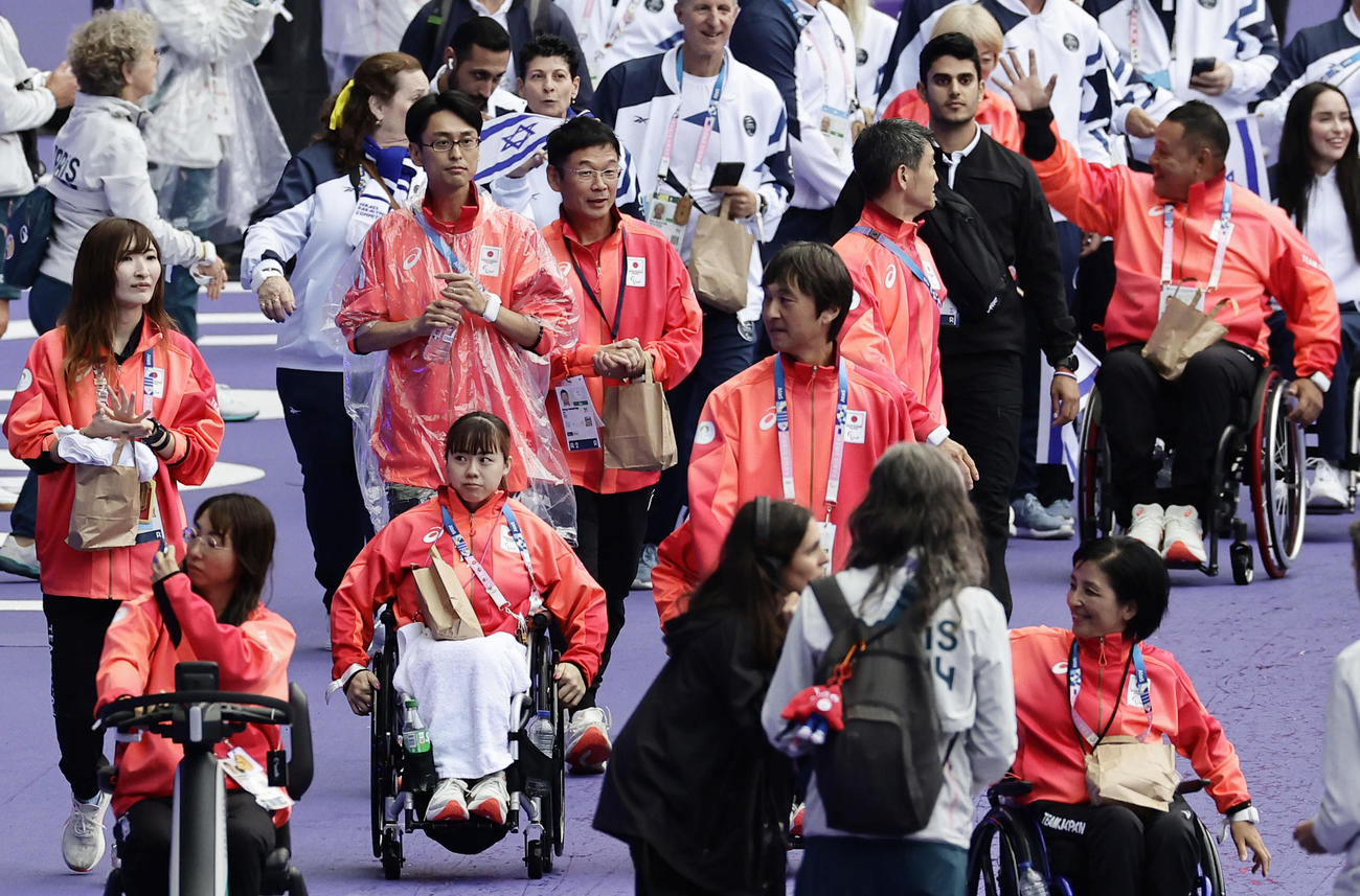 パリ・パラリンピックの閉会式に臨む車いすバスケ女子の柳本（左から3人目）ら日本選手団（共同）