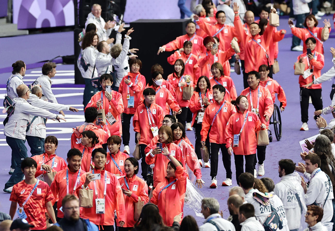 パリ・パラリンピックの閉会式に臨む日本選手団（共同）