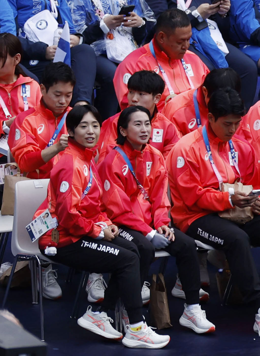 パリ・パラリンピックの閉会式に臨む陸上の辻沙絵（前列中央）ら日本選手団（共同）