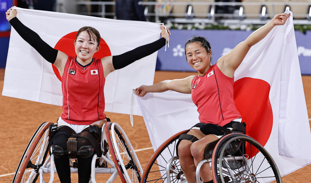 車いすテニス女子ダブルスで金メダルを獲得し、喜ぶ上地結衣（右）、田中愛美組＝パリ（共同）