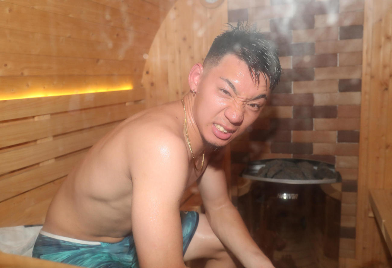 練習を終えサウナに入る中村（撮影・白石智彦）
