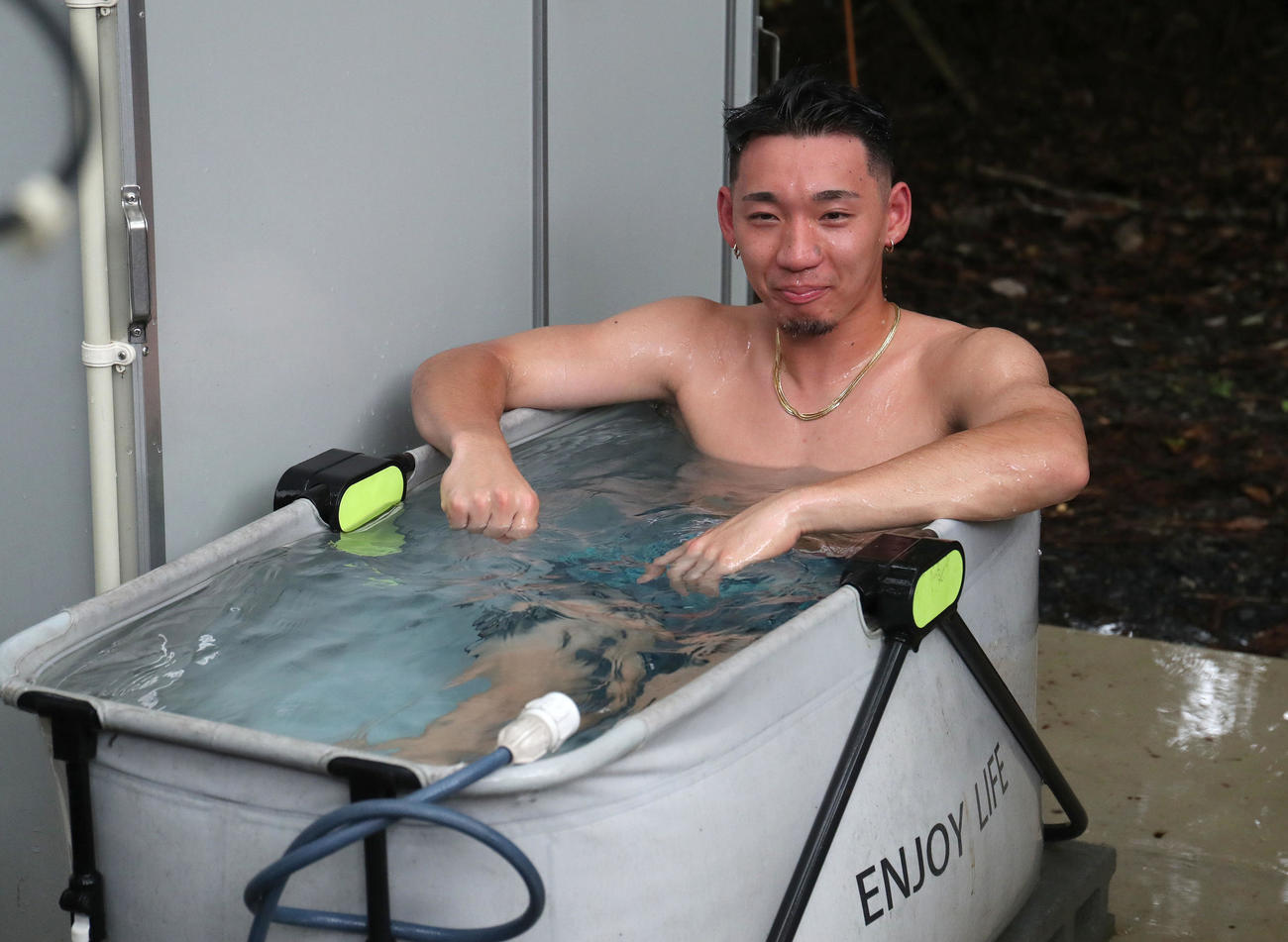 サウナから出て水風呂に入る中村輪夢（撮影・白石智彦）