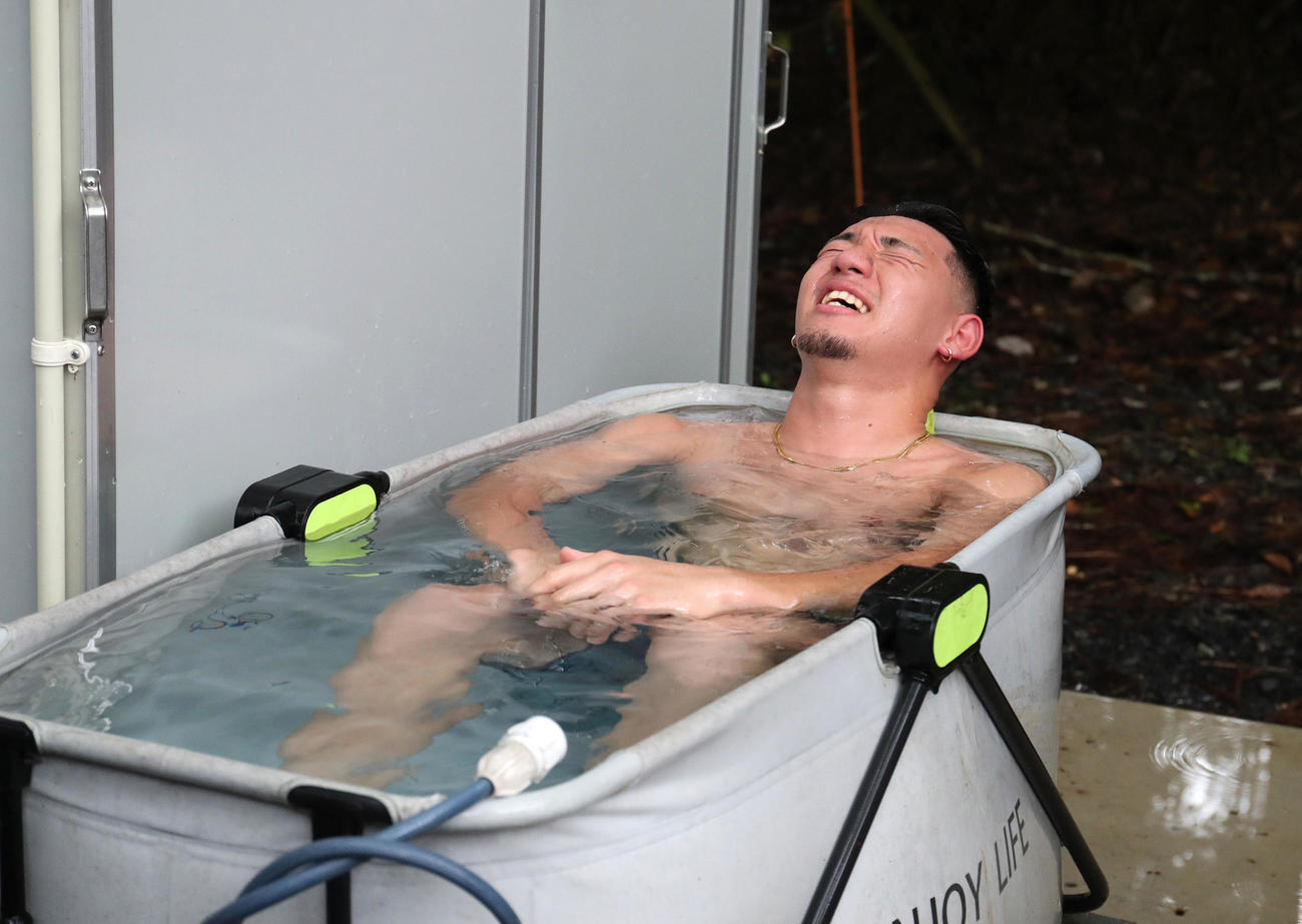 サウナから出て水風呂で体を冷やす中村（撮影・白石智彦）