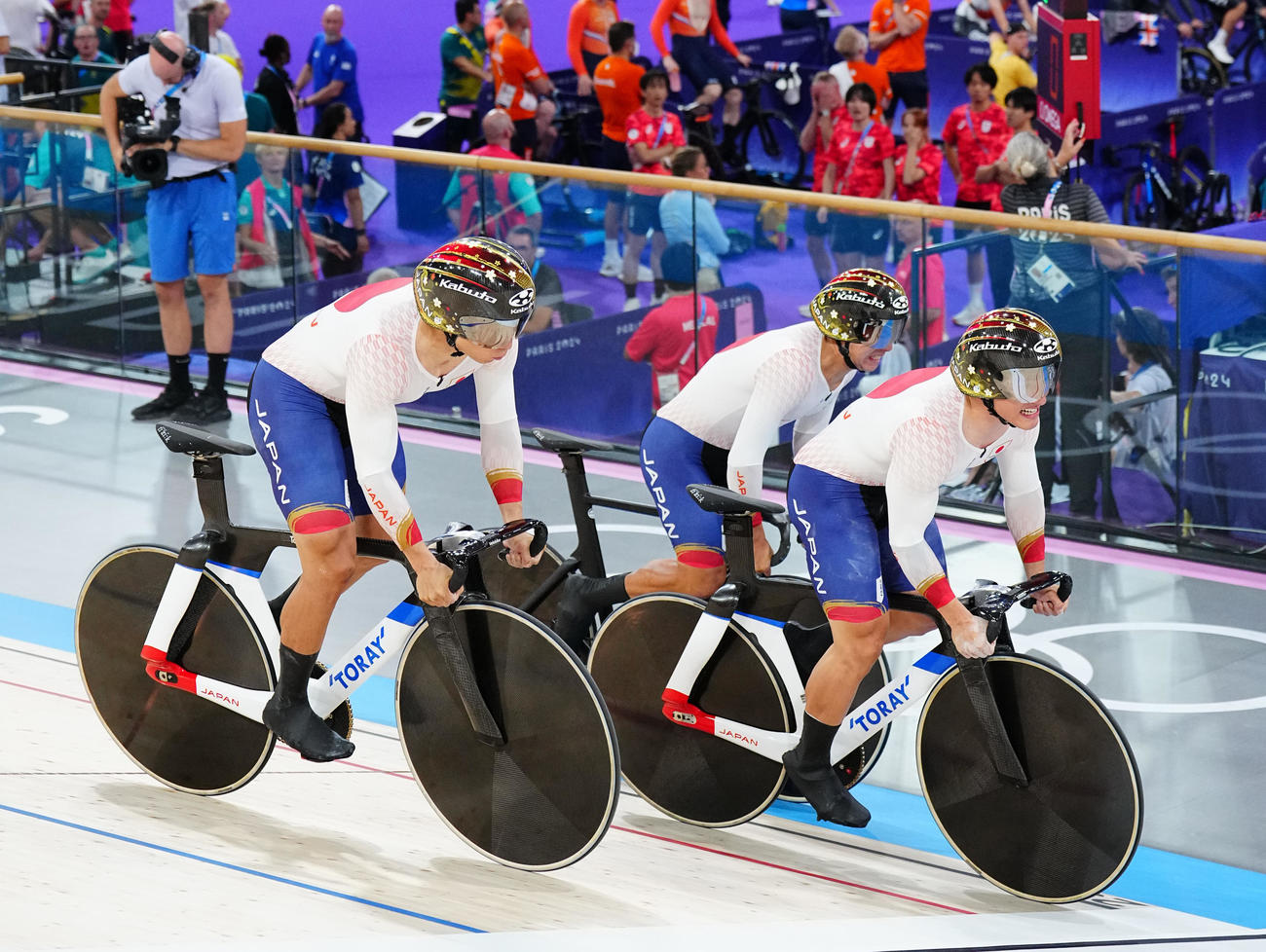 自転車トラック男子チームスプリント1回戦　日本対フランス　スタートで出遅れる長迫（中央）（撮影・垰建太）
