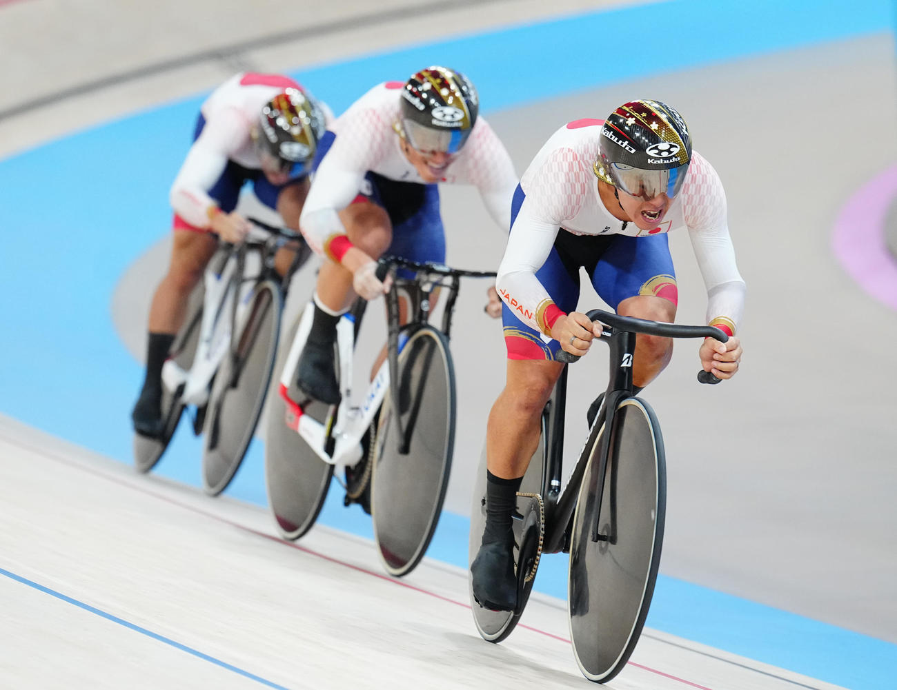 自転車トラック男子チームスプリント1回戦　日本対フランス　力走する日本の選手たち（撮影・垰建太）