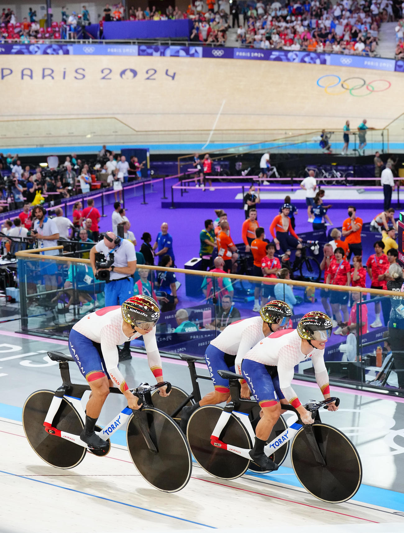自転車トラック男子チームスプリント1回戦　日本対フランス　スタートで出遅れる長迫（中央）（撮影・垰建太）
