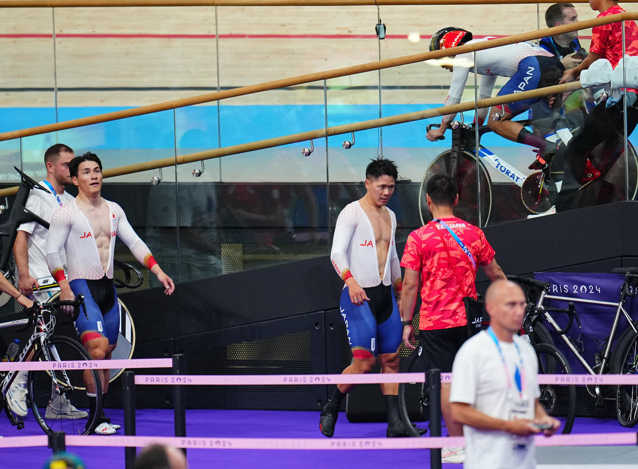 自転車トラック男子チームスプリント1回戦　日本対フランス　フランスに敗れ、さえない表情の長迫（中央）ら日本の選手たち（撮影・垰建太）