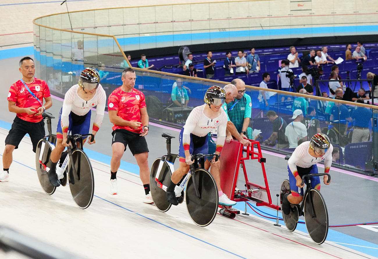 自転車トラック男子チームスプリント1回戦　日本対フランス　スタートで出遅れる長迫（右）（撮影・垰建太）